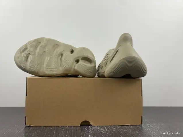 GV6840 RNR Salt Stone Yeezy Foam Adidas 0619